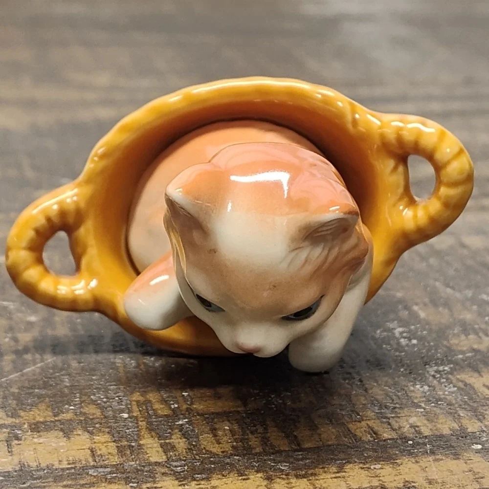 Vintage Ceramic Cat Kitten in Basket figurine Collectable